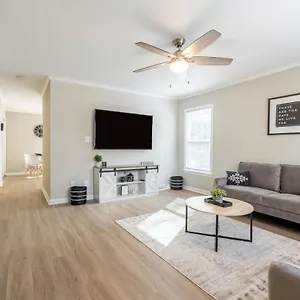 Modern Stunning Southpark/cotswold Home! Holiday home Charlotte